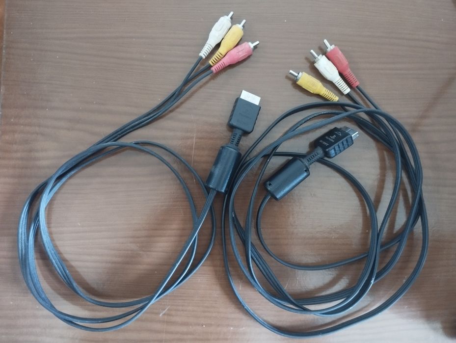 Duas PS2 como novas com comandos, cabos originais e acessórios