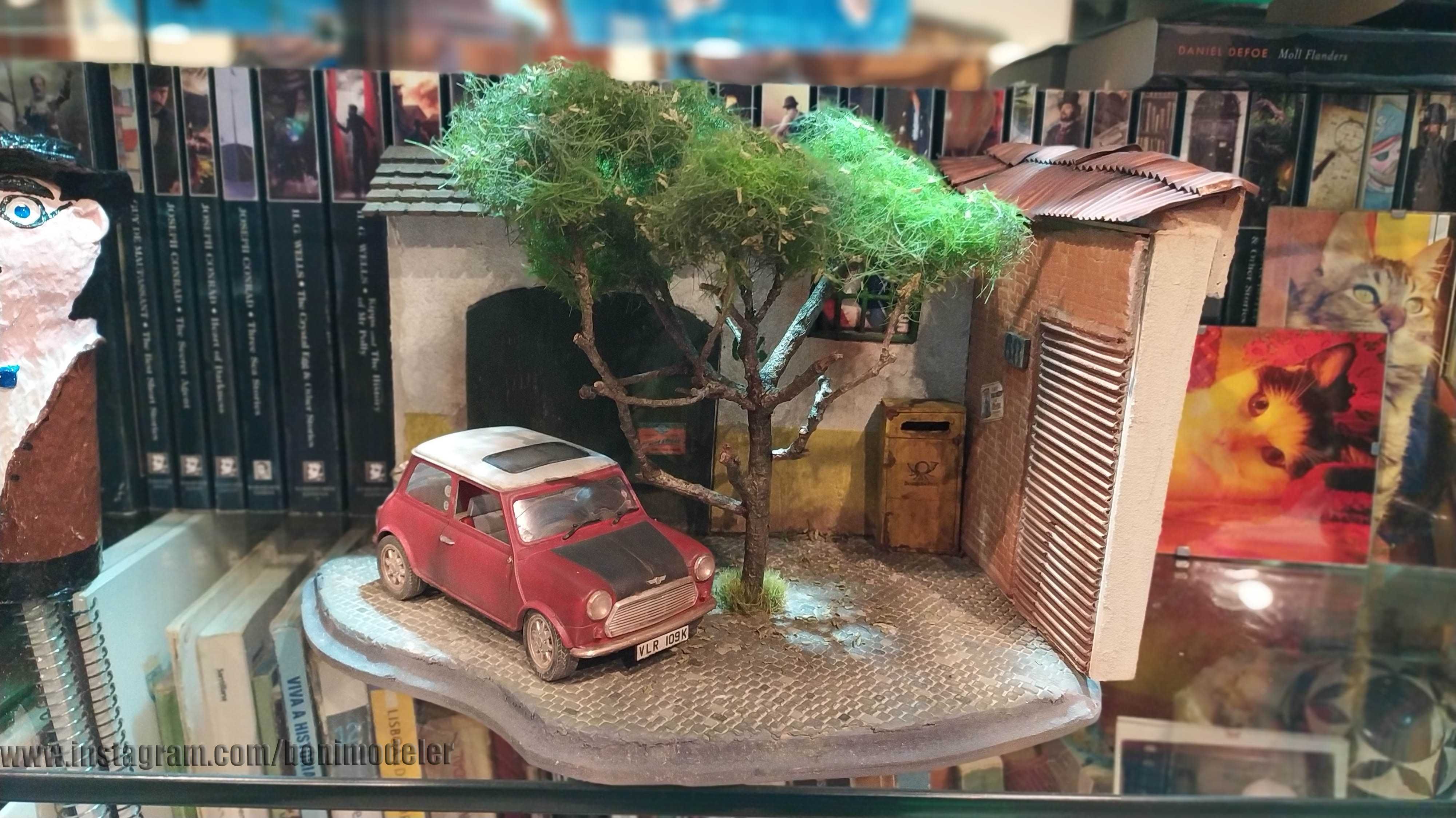Diorama - Old Mini Cooper na Sombra da Árvore - modelo em escala 1:24