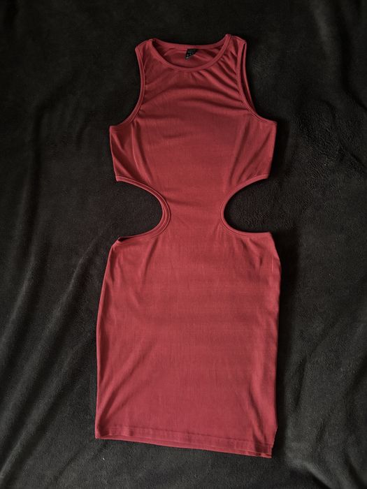 Zmysłowa sukienka bodycon z wycieciami po bokach, burgundowa