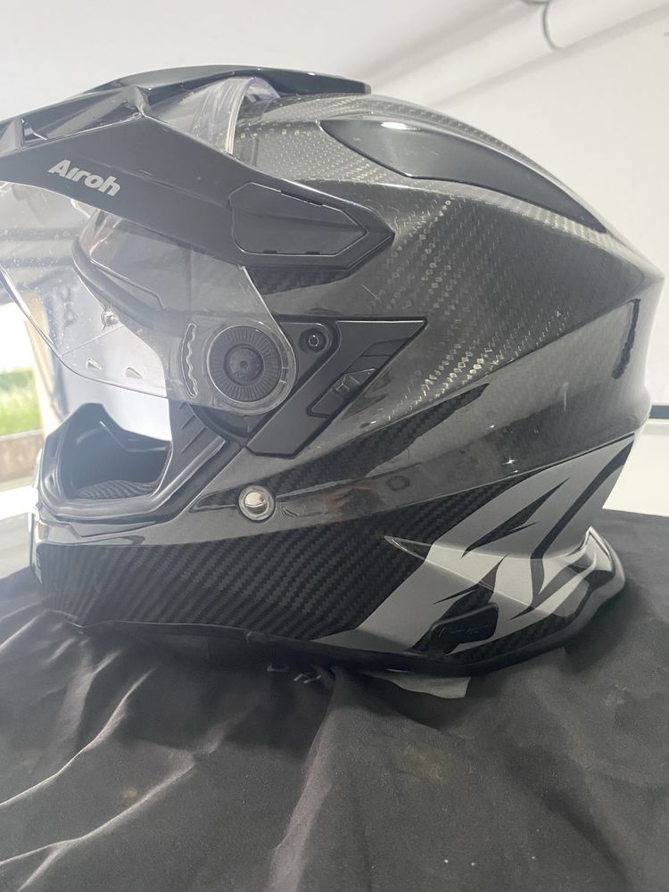 Airoh commander 2 carbon