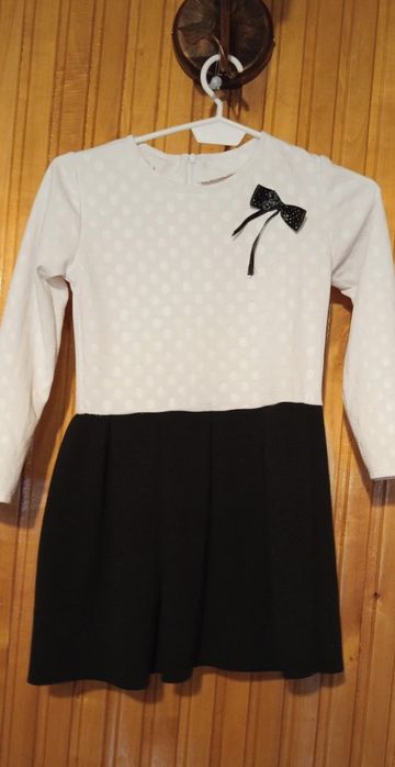 Śliczna sukienka rozm. 140