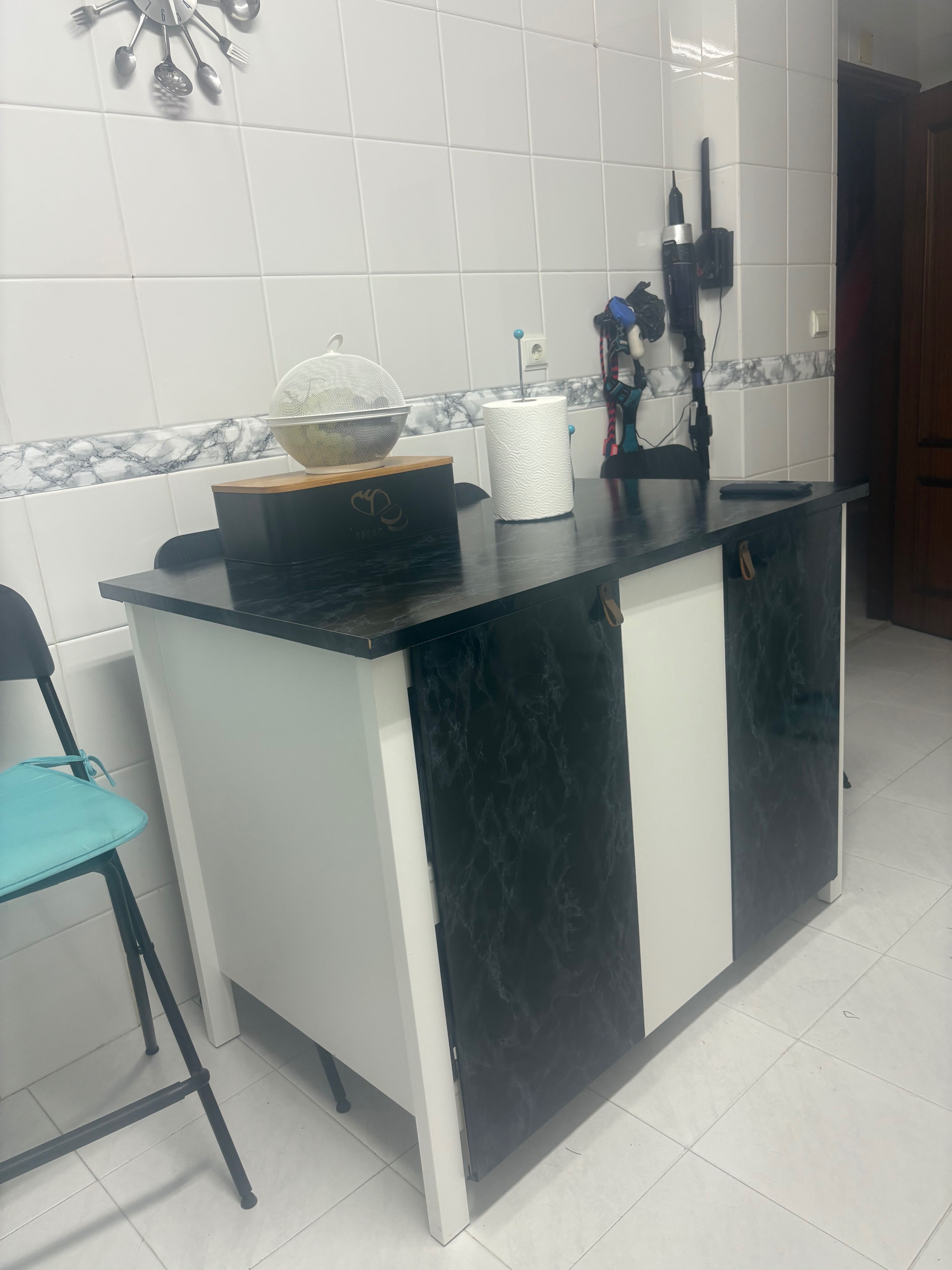 Mesa nova de madeira , com arrumação e inclui 4 cadeiras