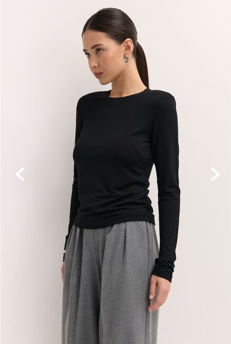 Чорна базова кофта з плечиками від Vloria