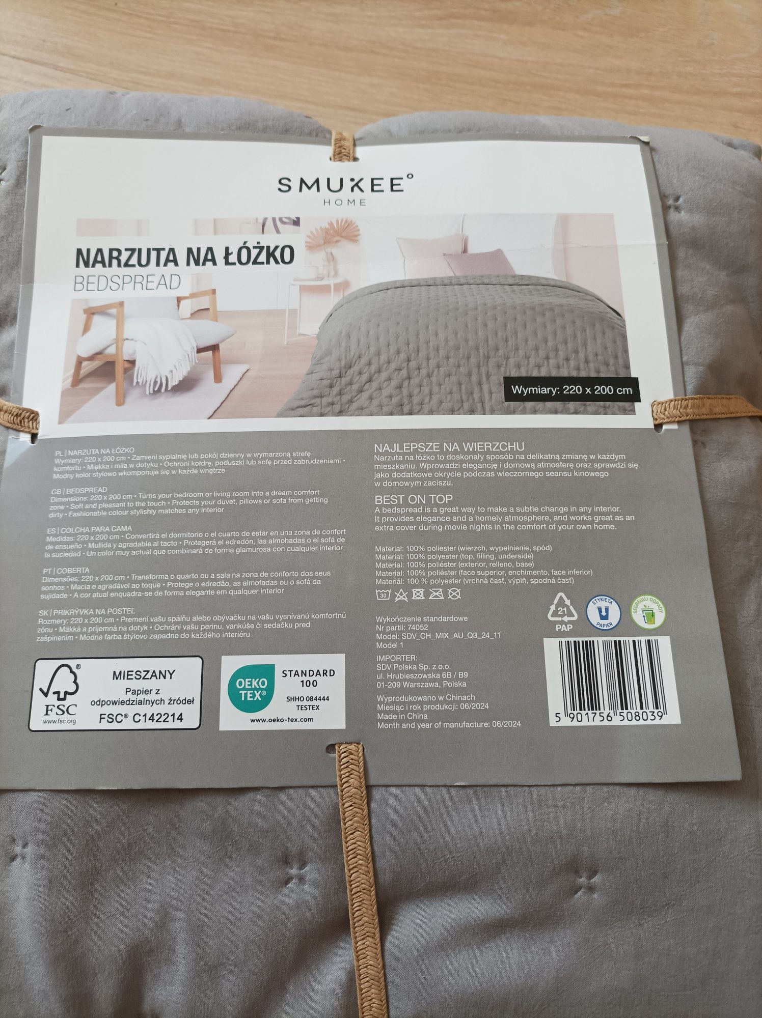 Szara narzuta na łóżko marki Smukee