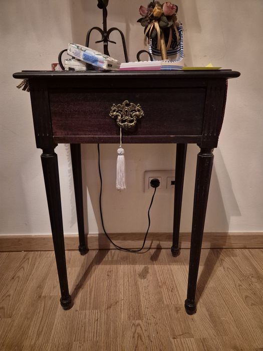 Mesa de cabeceira antiga