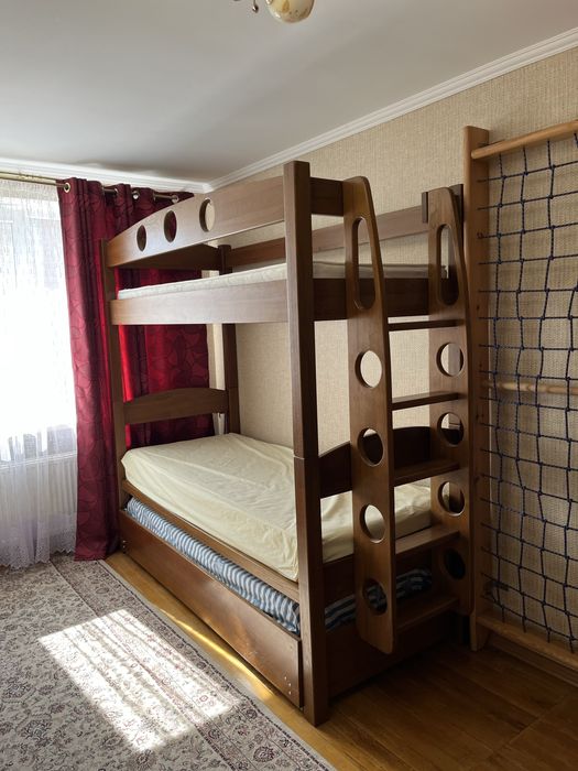 ТЕРМІНОВО продам двоярусне ліжко з дуба,яке має додаткове третє сп. л.