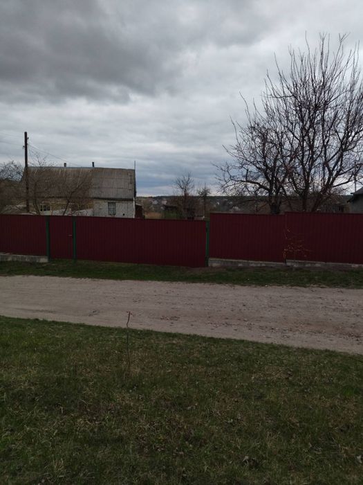 Продам частину будинку з чудовою земельною ділянкою.