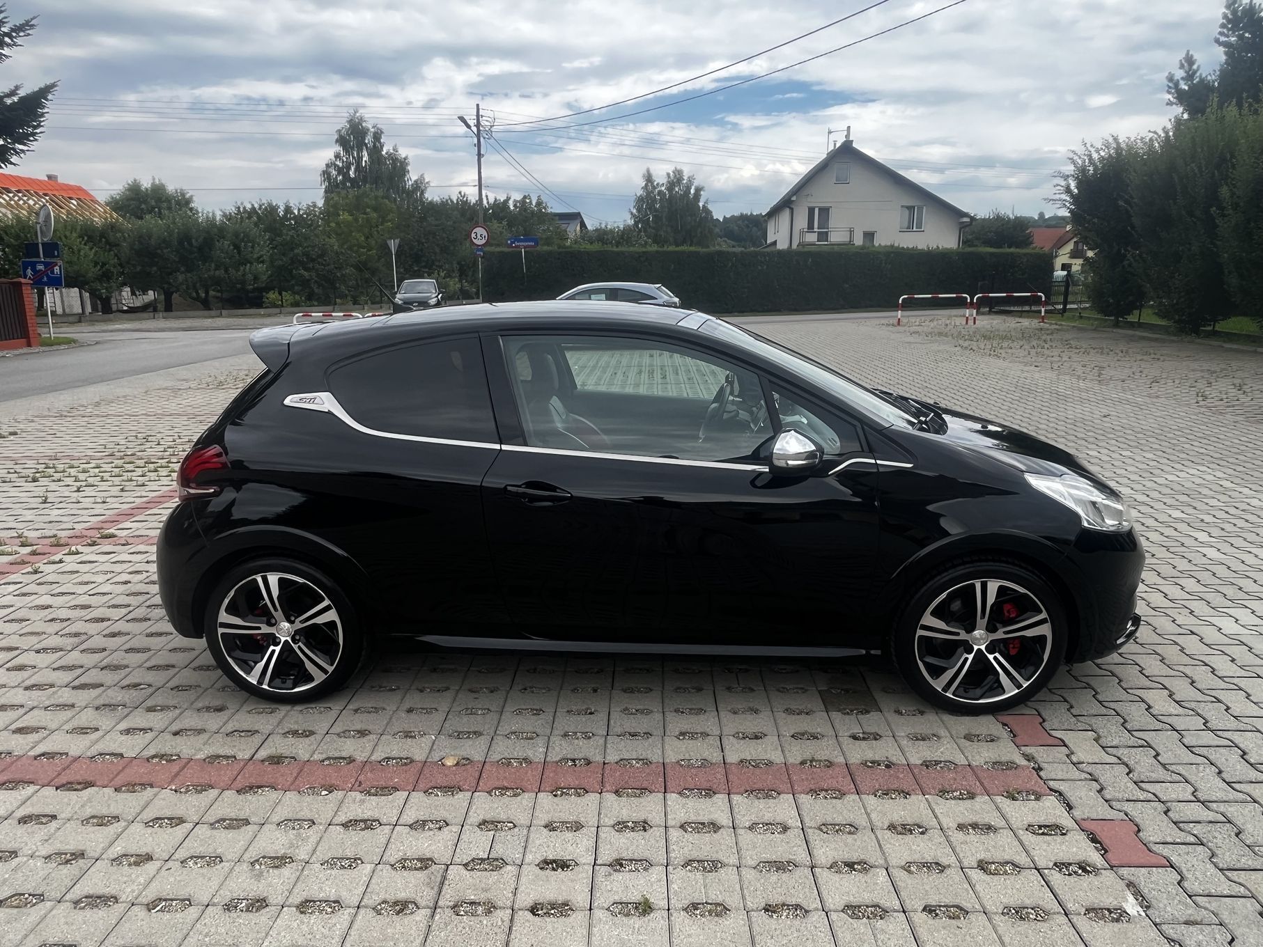 Peugeot 208 Gti z 2017 roku.
