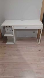 białe biurko IKEA
