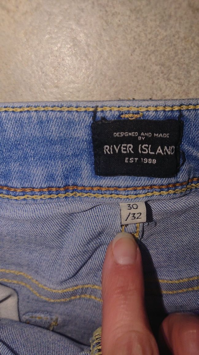 Dzinsy z dziurami River Island