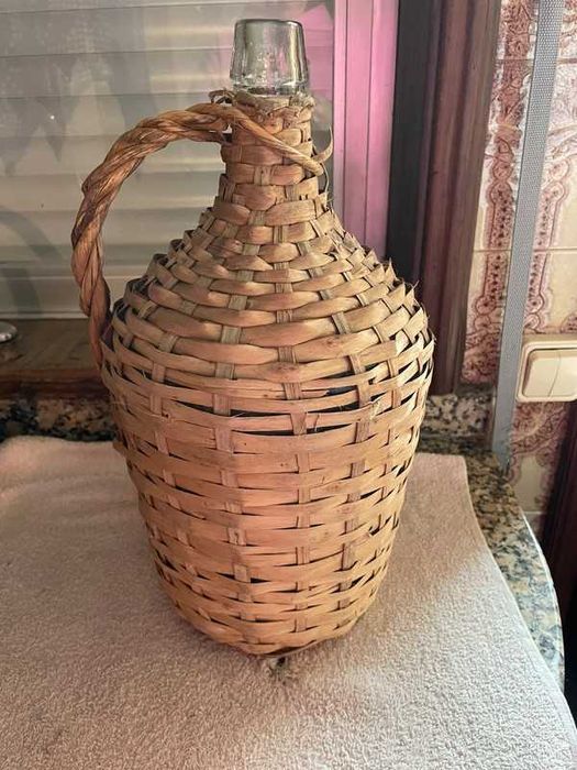Garrafão antigo em vidro e vime