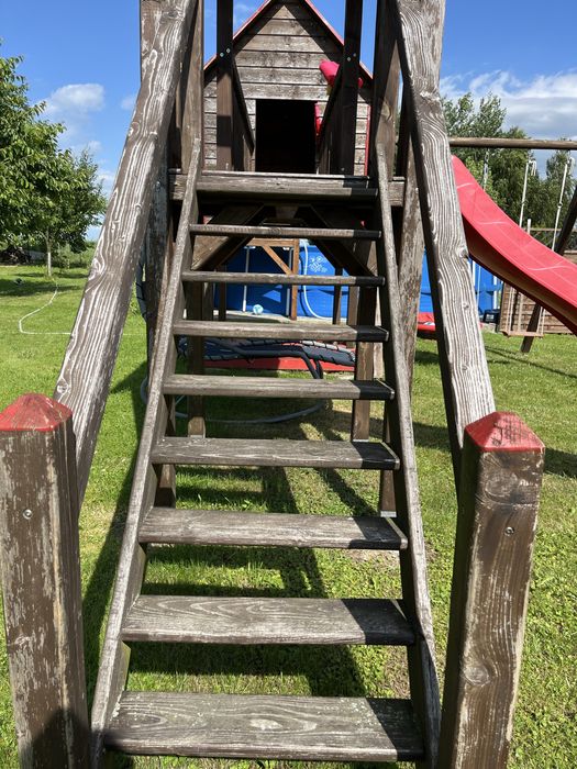 Plac zabaw, grube belki