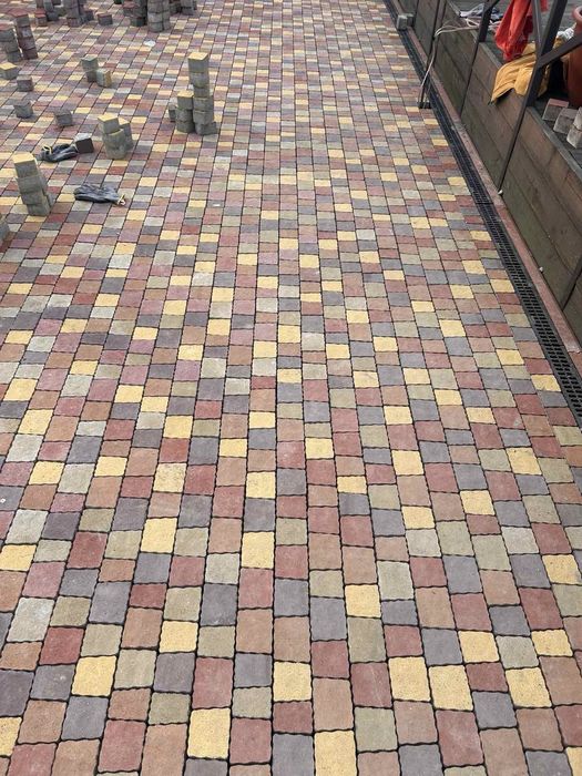 Укладка тротуарной плитки. Укладання тротуарної плитки. Доступные цены