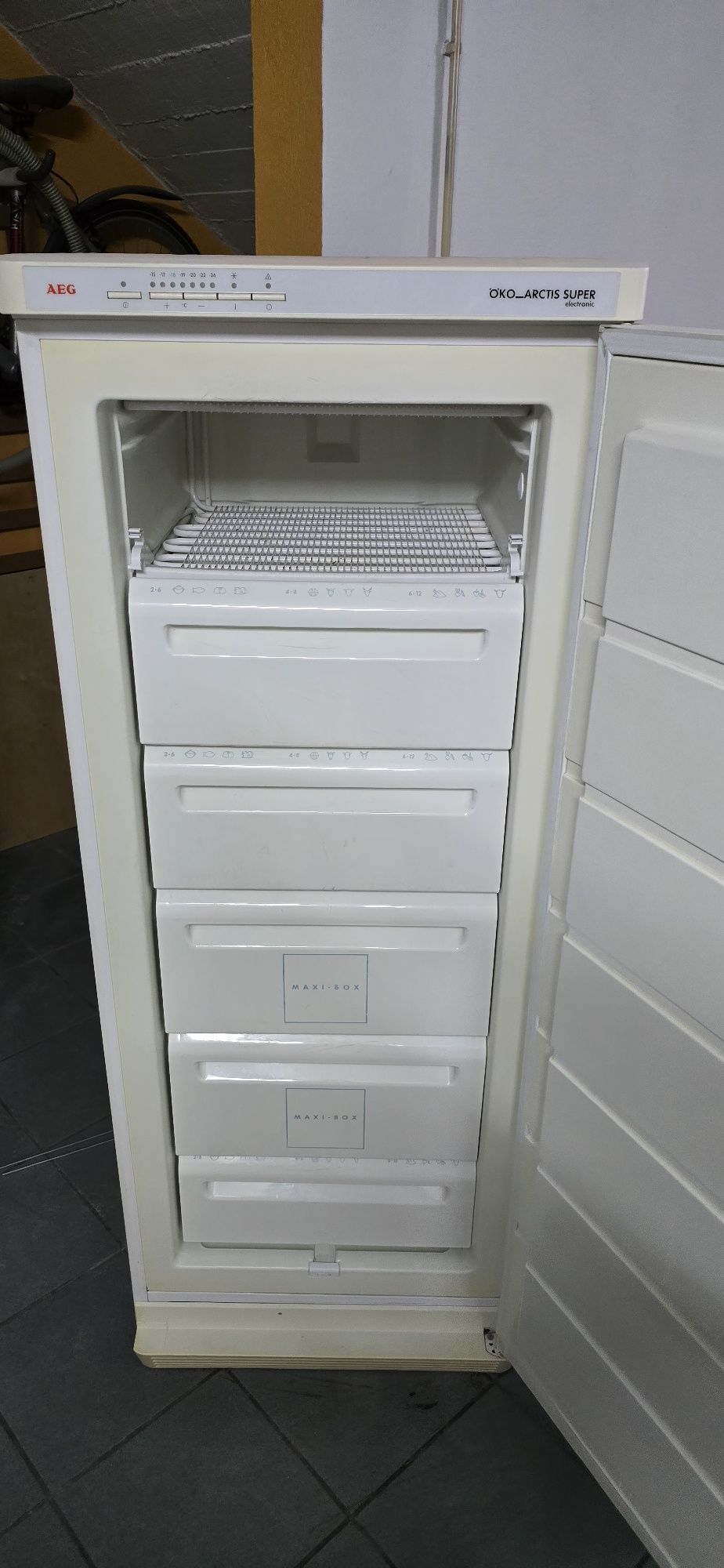 Arca vertical AEG