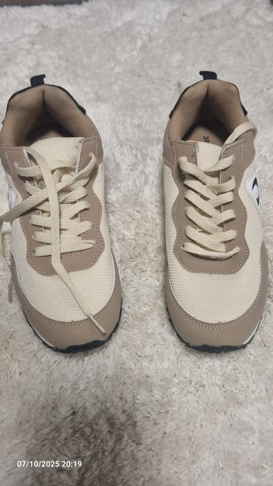 Ténis novos na caixa.