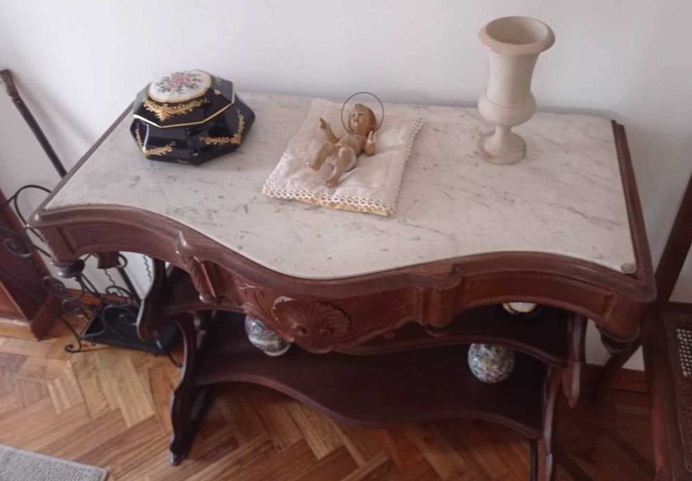 Credência com tampo em mármore