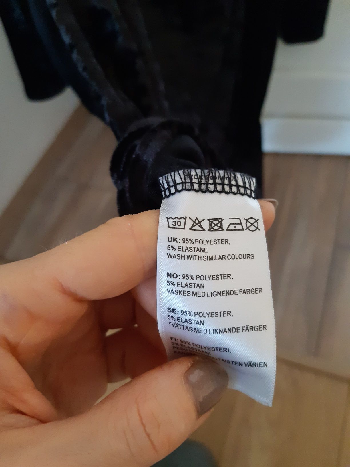 Czarna wieczorowa sukienka welurowa midi firmowa S/M Bikbok
