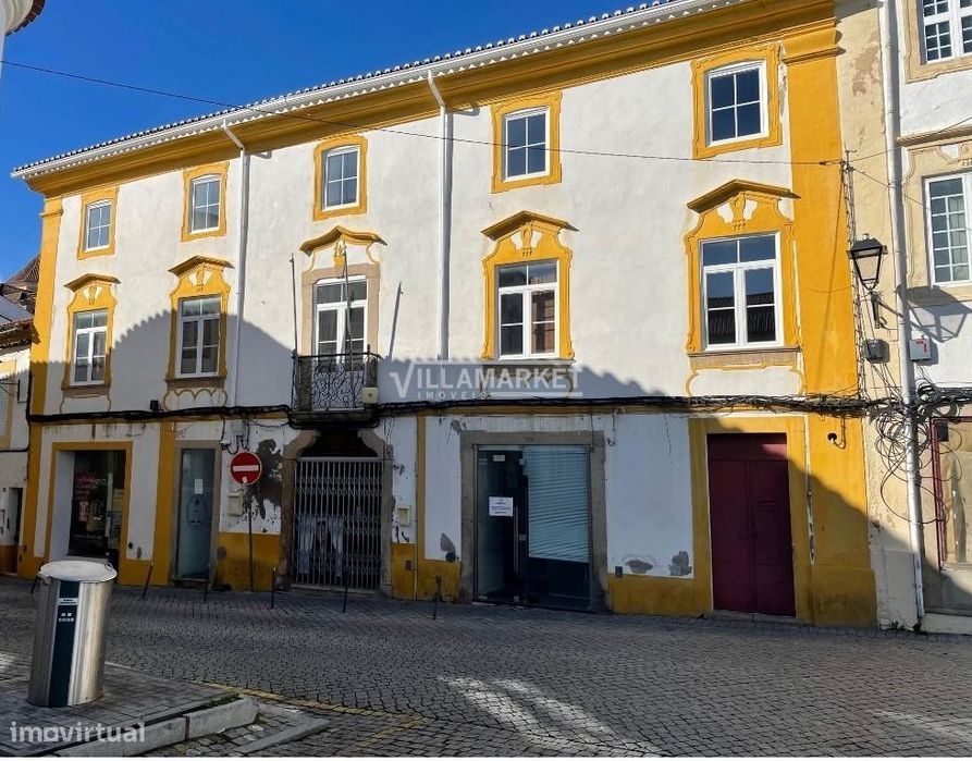 Edifício com 3 pisos da banca situado no Centro histórico de Portalegr
