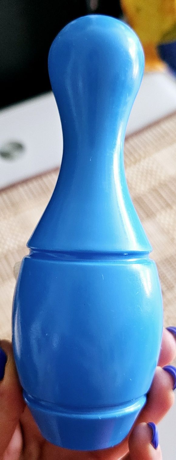 Plastikowa, niebieska zabawka w kształcie kręgla