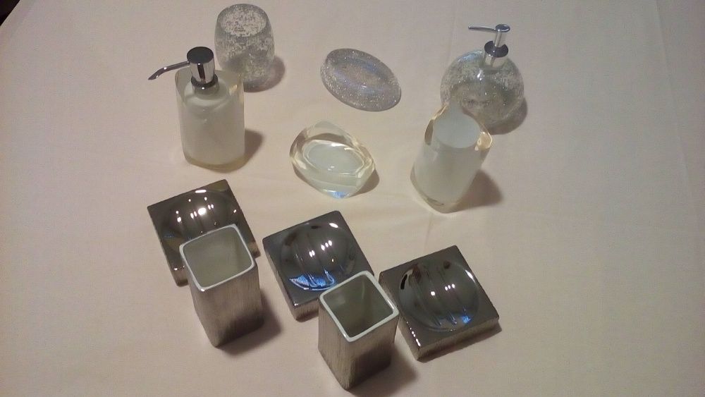 Elegantes acessórios de WC-saboneteiras, copos e dispensadores de gel