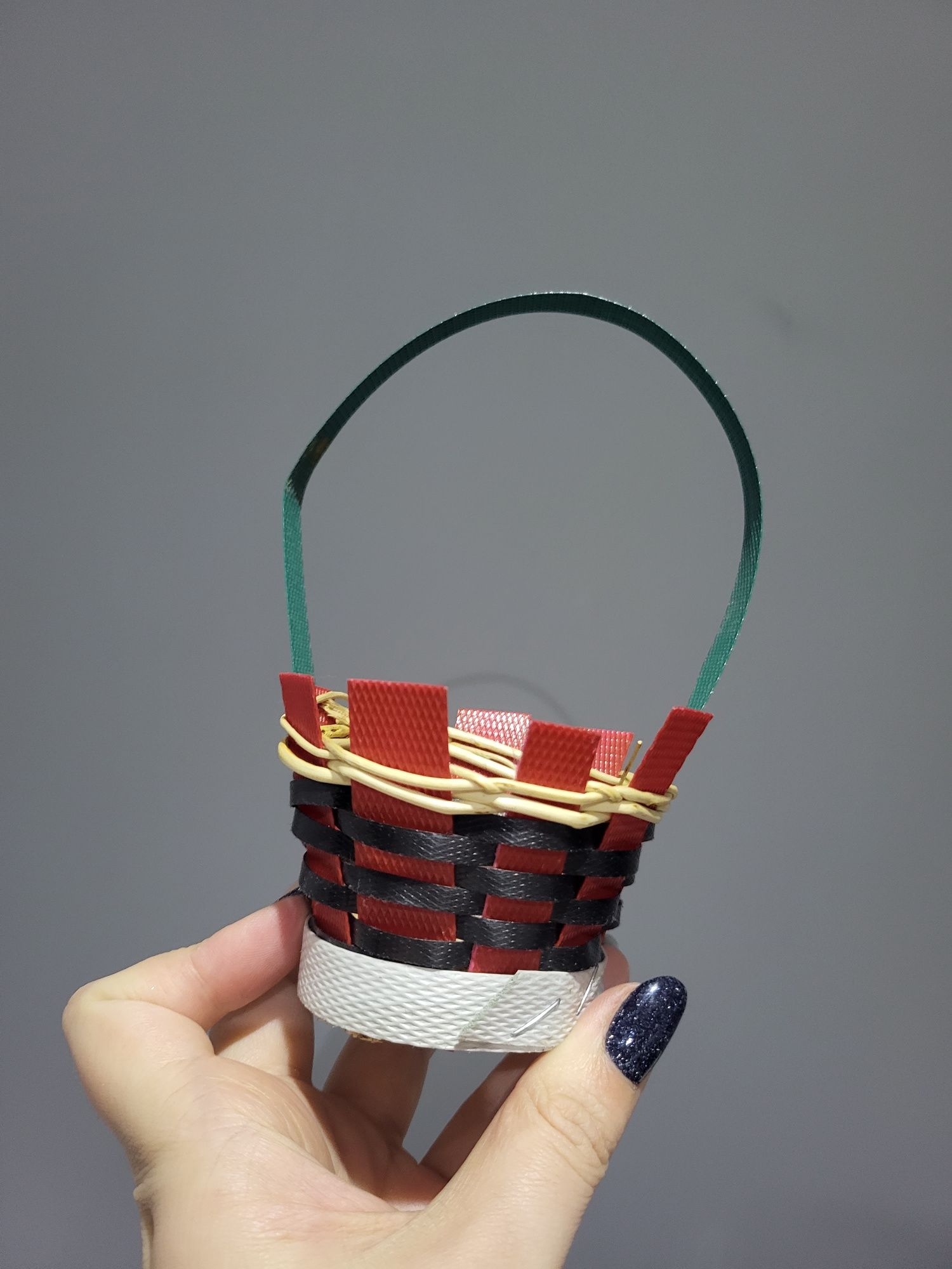 Mały koszyczek zrobiony z recyklingu nowy handmade