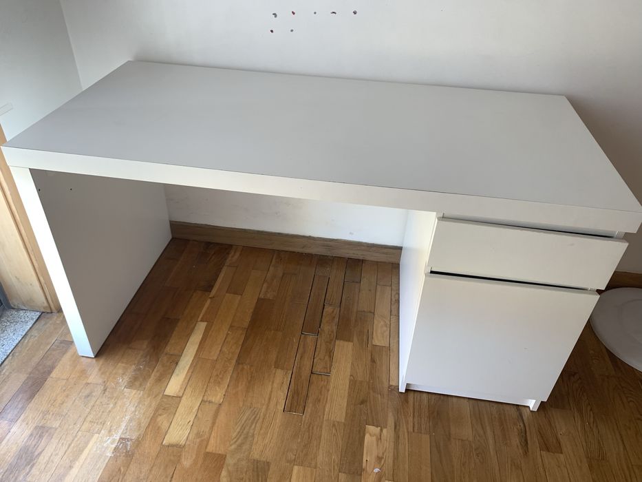 Secretária MALM IKEA - escrivaninha