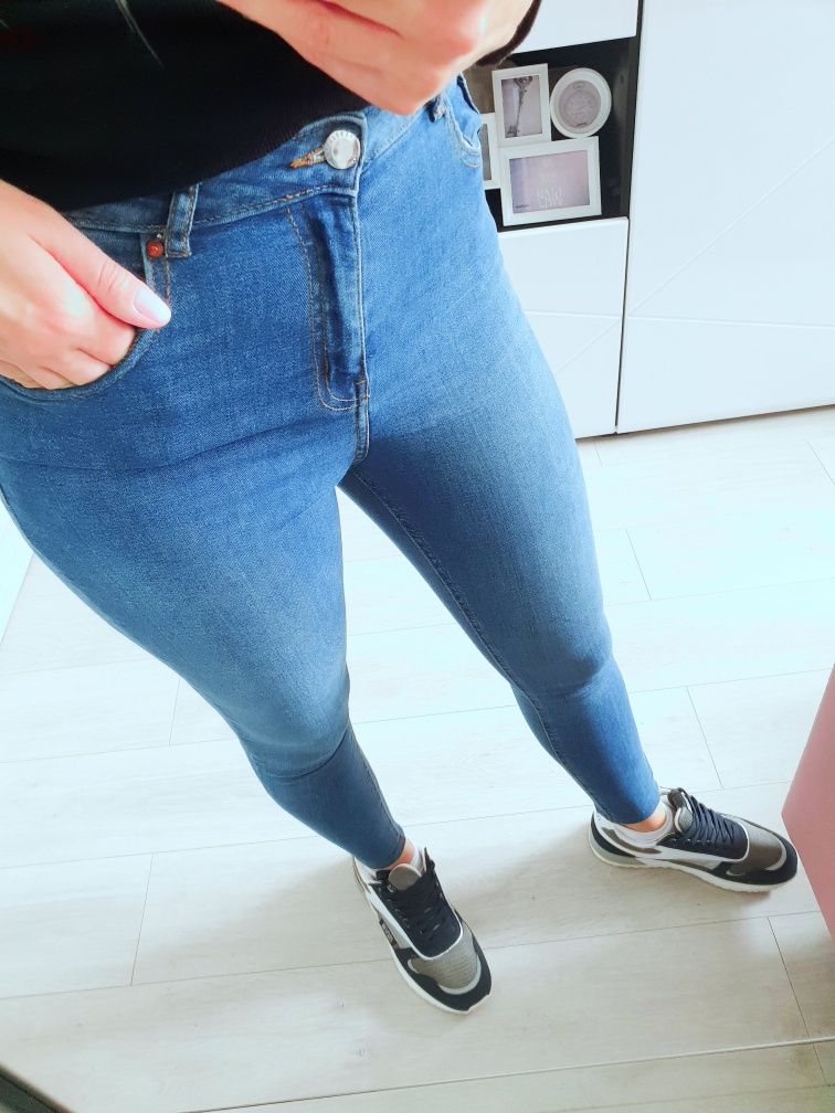 M Terranova podkreślające dopasowane jeansy wysoki stan wąskie