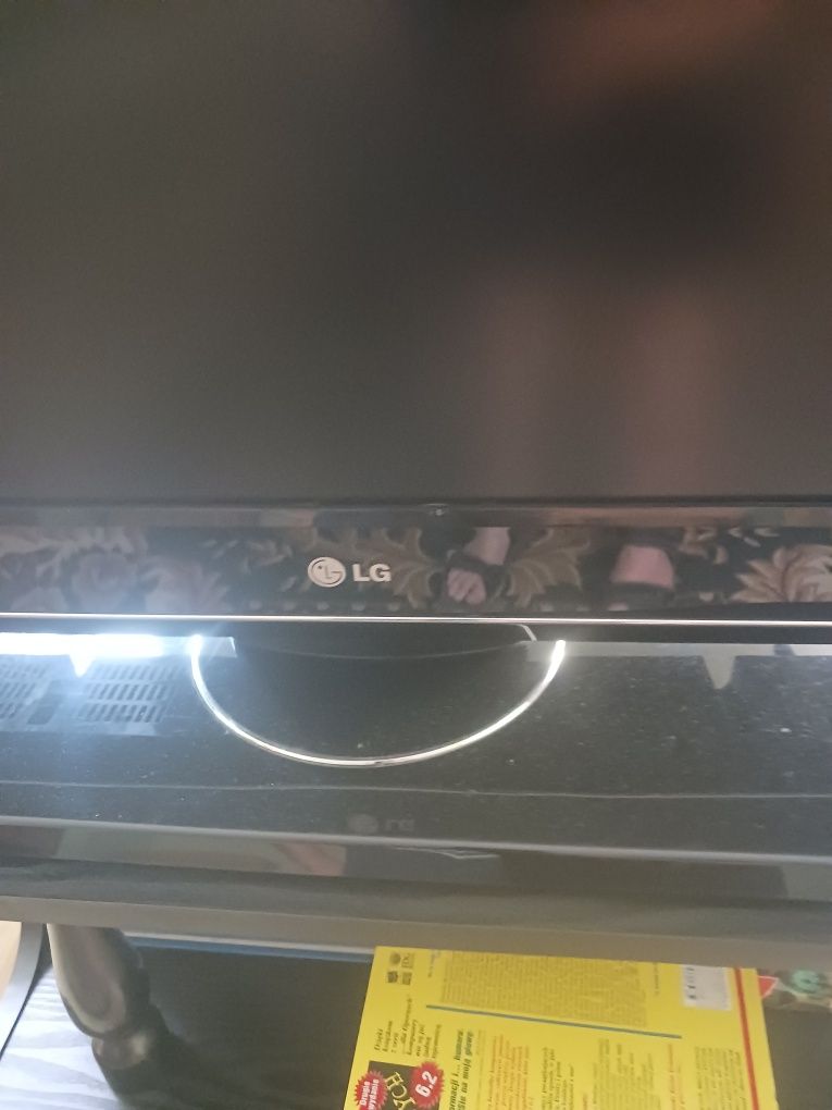 Telewizor LG wraz ze stolikiem