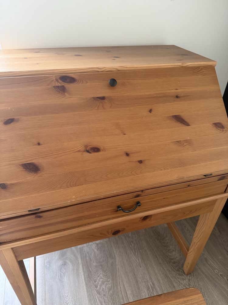 Drewniane biurko sekretarzyk Ikea Leksvik z krzesłem