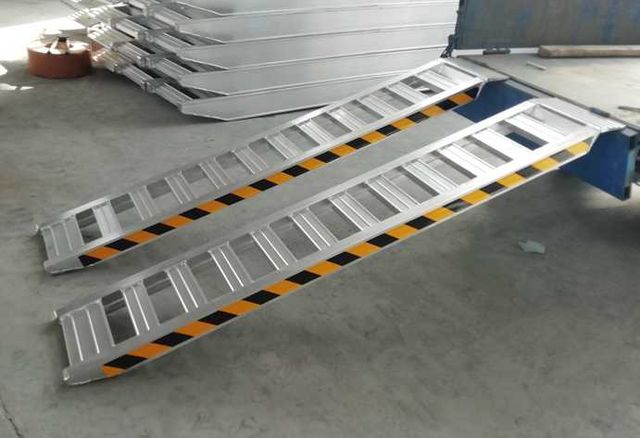 Najazdy aluminiowe do koparki 2,5m 2000kg