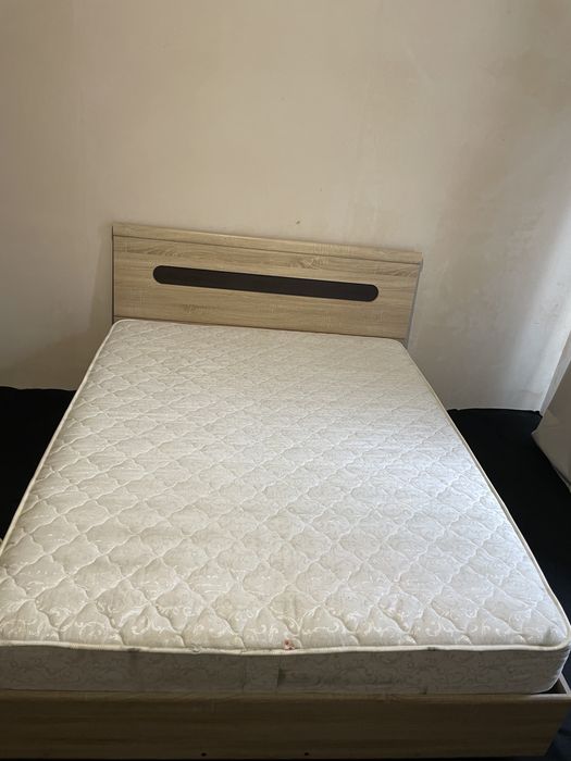 Продам двоспальне ліжко з матрацом