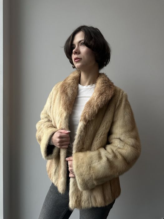 Krotkie biszkoptowe bezowe naturalne futro z norek jasnych