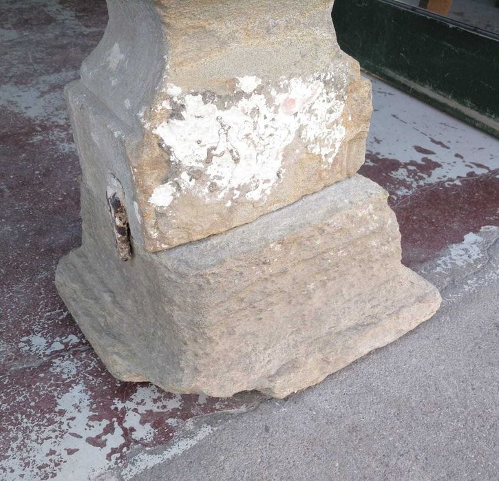 Antigo topo final em pedra de xisto