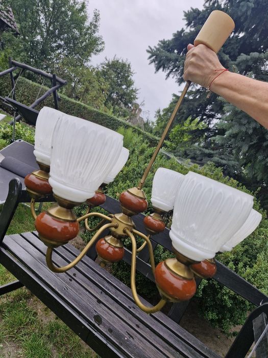 Żyrandol prl vintage – 6-ramienny, mleczne szkło, mosiądz, ceramika