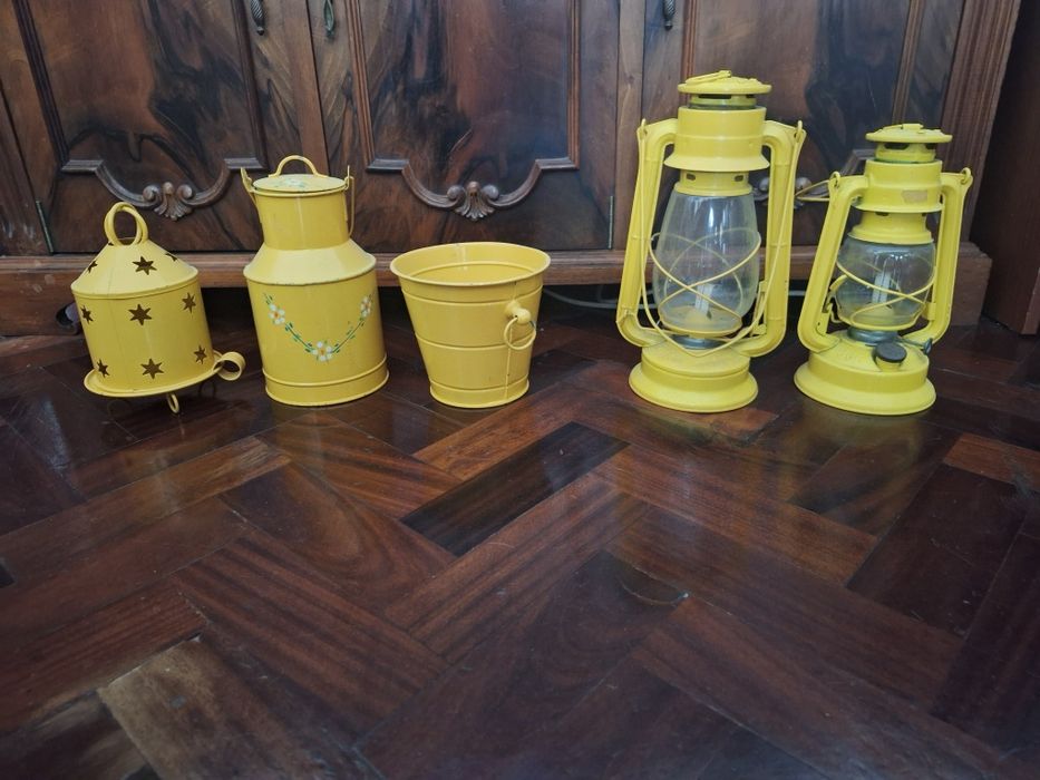 Objetos de decoração vintage em amarelo
