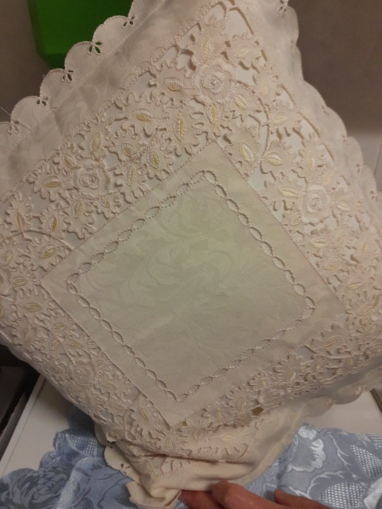 Fronhas de decoração bordadas com fecho