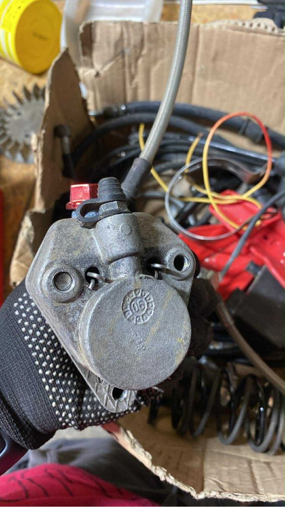Zacisk przedni gilera rcr