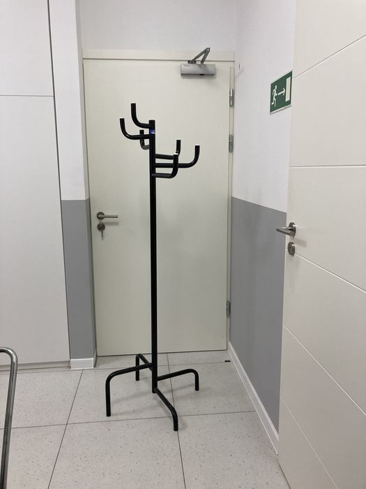 Stojący wieszak na ubrania