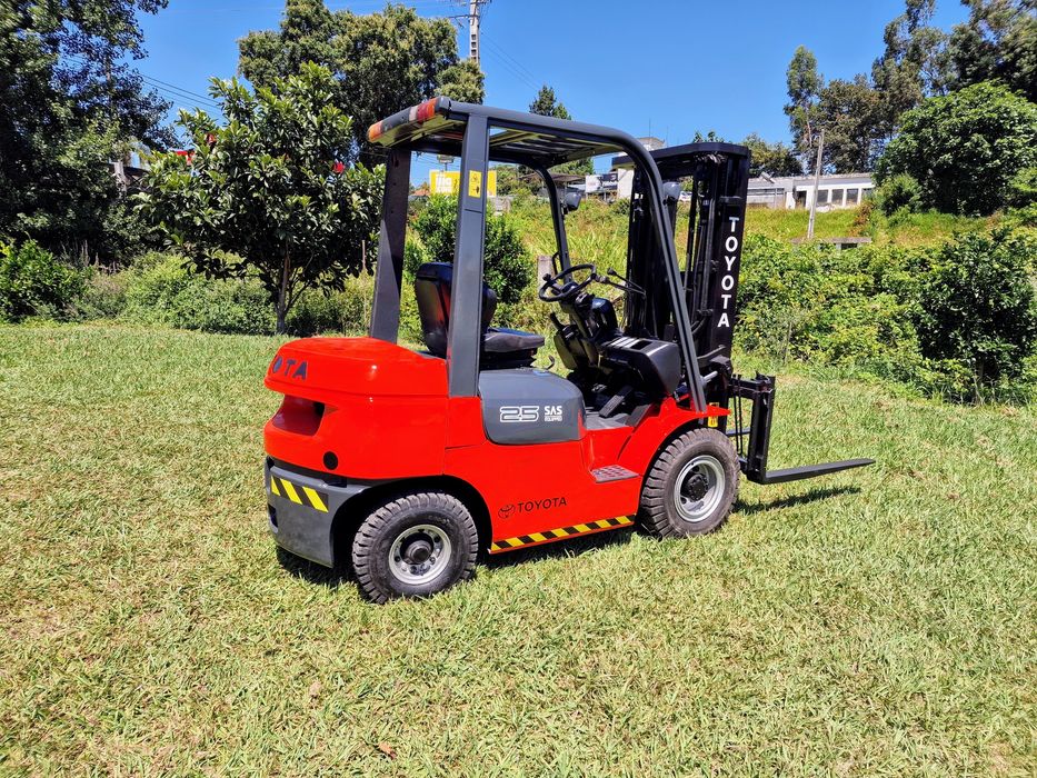 Empilhador toyota 2.5 tn