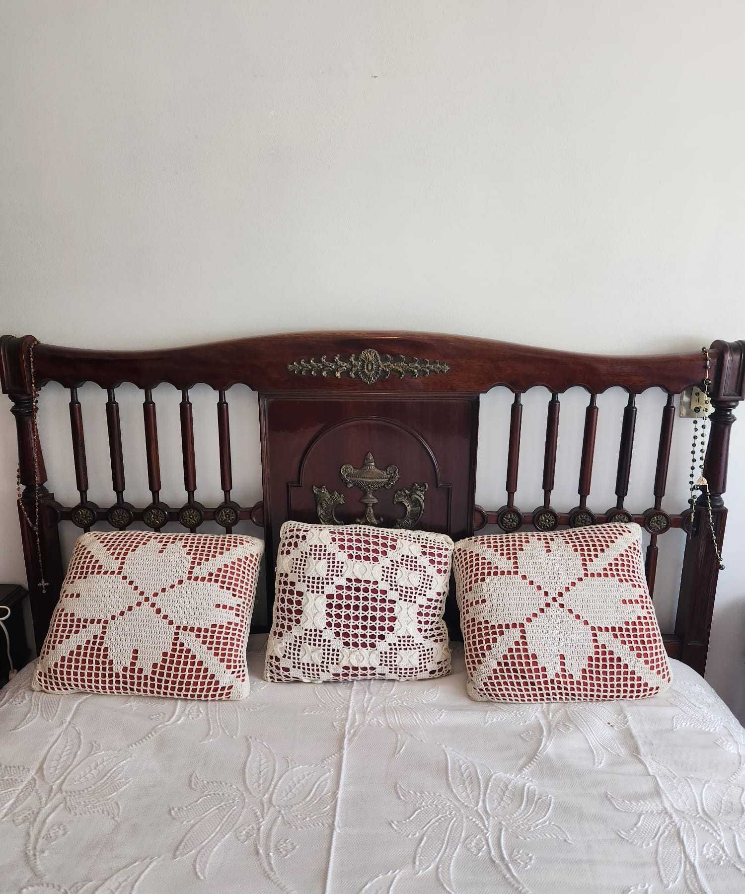 Conjunto de Mobiliário Vintage para Quarto – Madeira Maciça