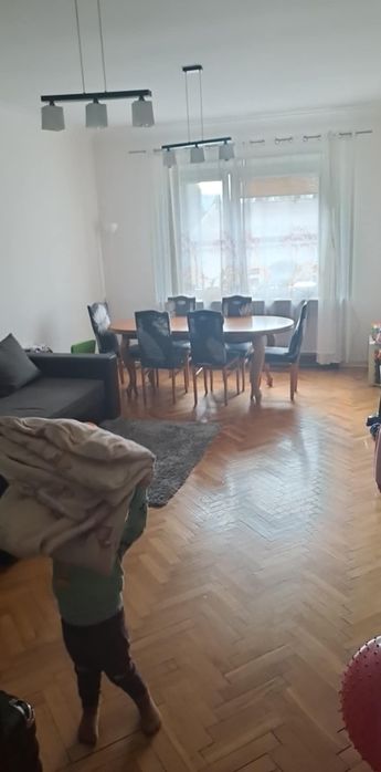 Drewniany stół z krzesłami