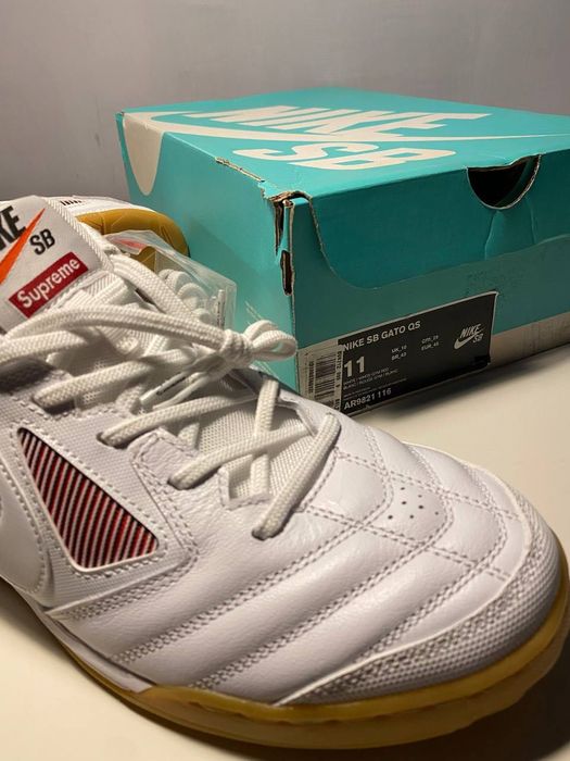 Yeezy 700 Yeezy 350 supreme nike  4 pairs bulk deal less than retail