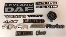 Emblemas de carros de diversas marcas