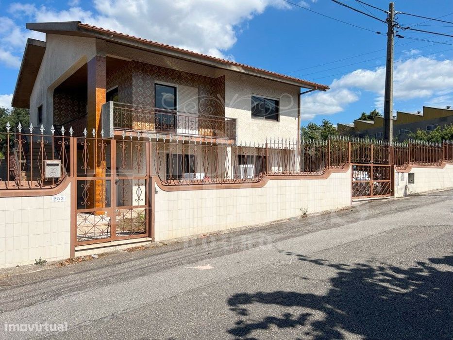 Moradia Isolada T3 com 2.860 m² de Terreno - Santa Maria de Lamas