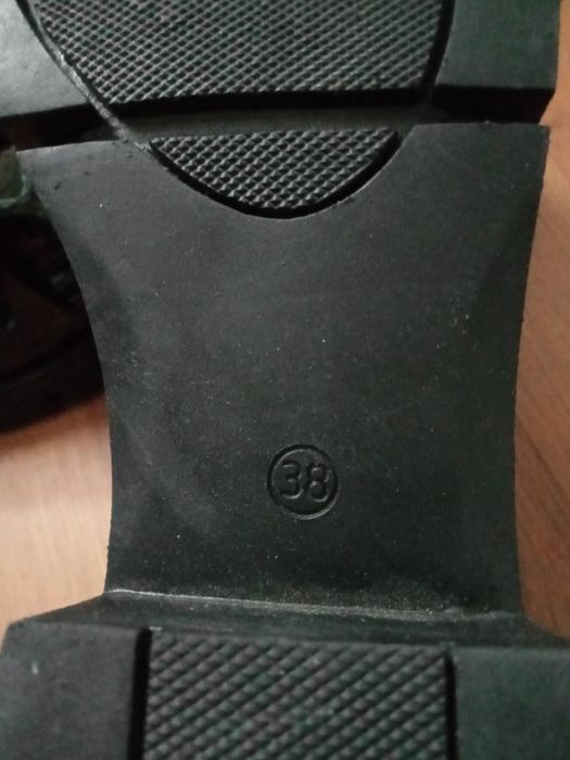 Mokasyny lakierowane damskie.