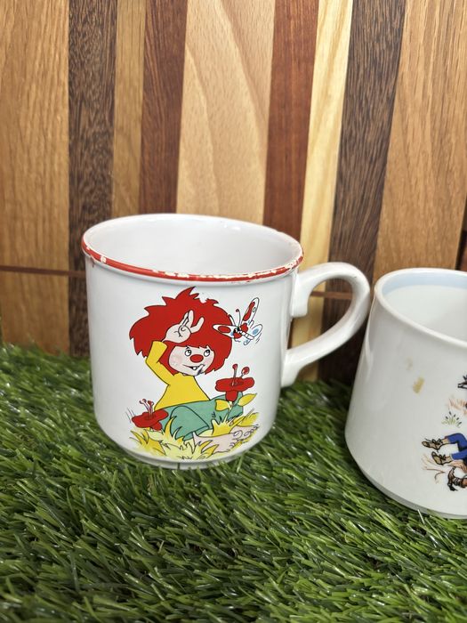 Canecas antigas com motivos infantis