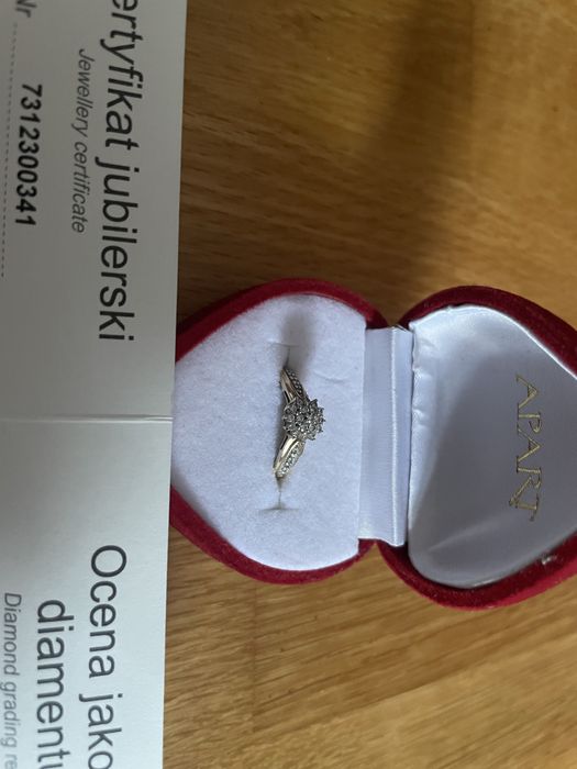 Pierścionek zareczynowy cena do negocjacji.