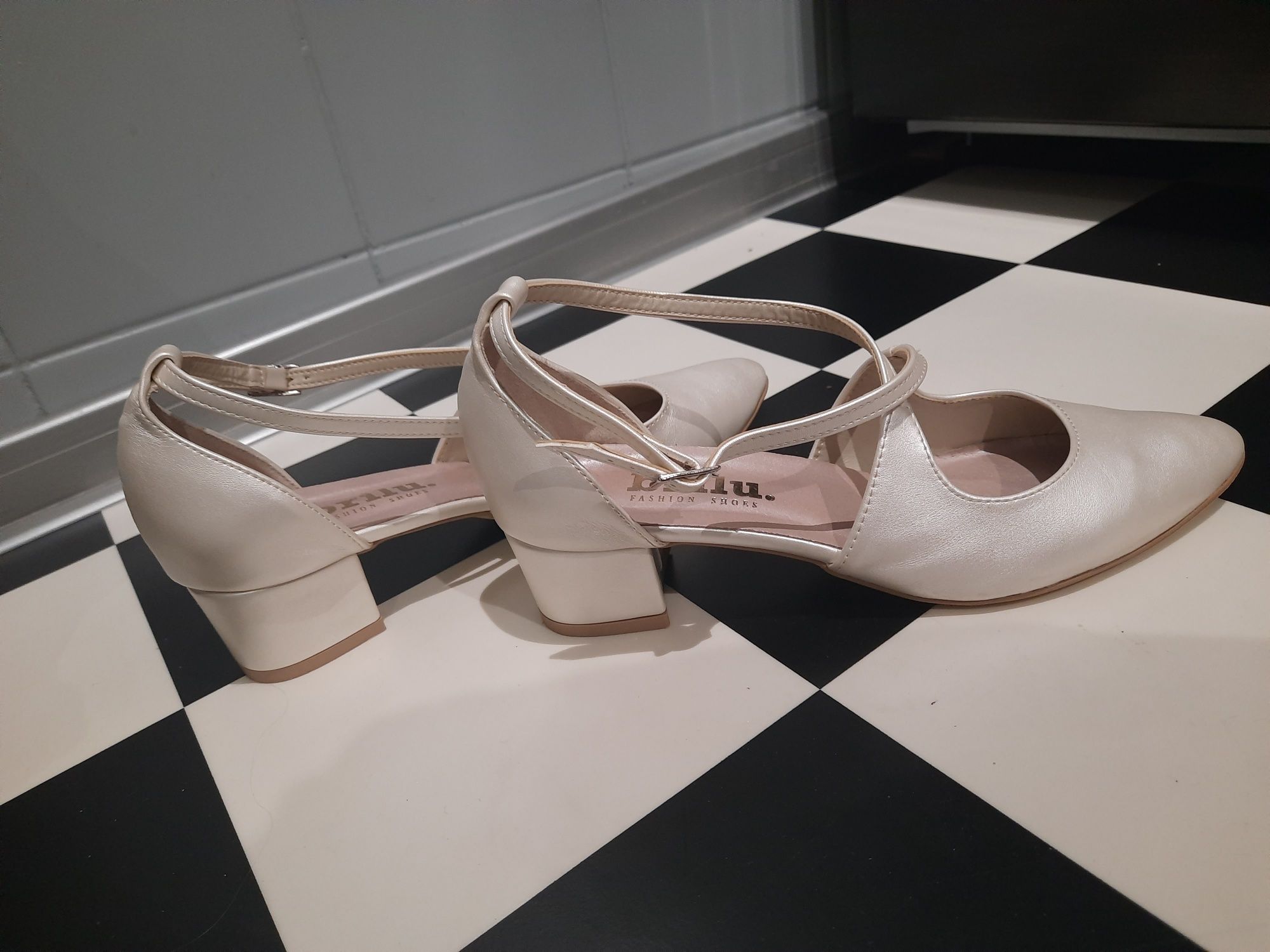 Buty perłowe brilu 40