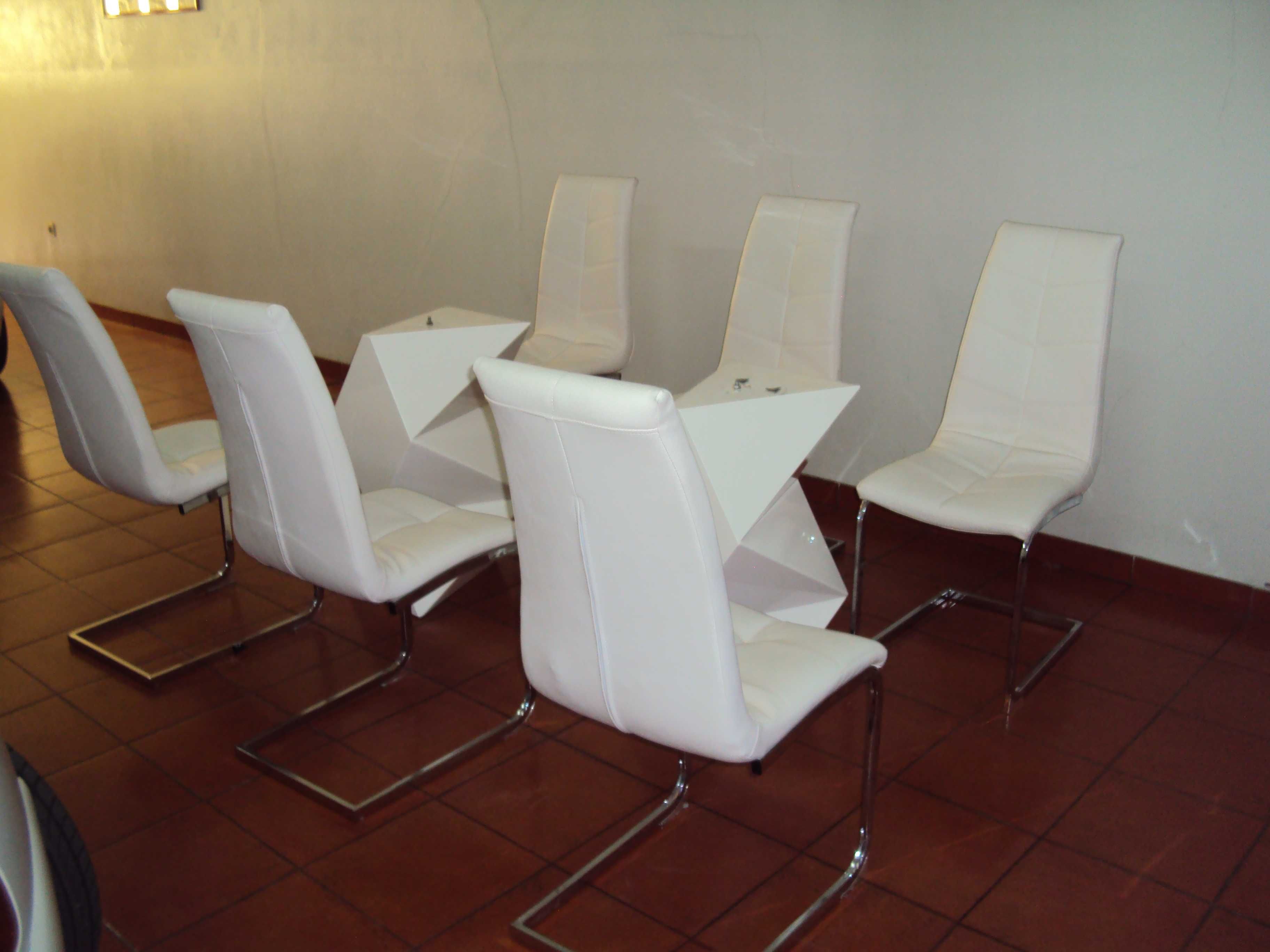 1 Mesa de Vidro 1,80m X 0,90cmX0,012mm pés de madeira  com 6 cadeira