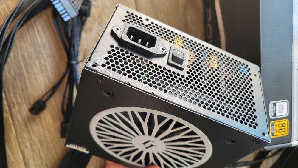 Блок питания Chieftec GPX-750FC 750 ват  (В состоянии нового)